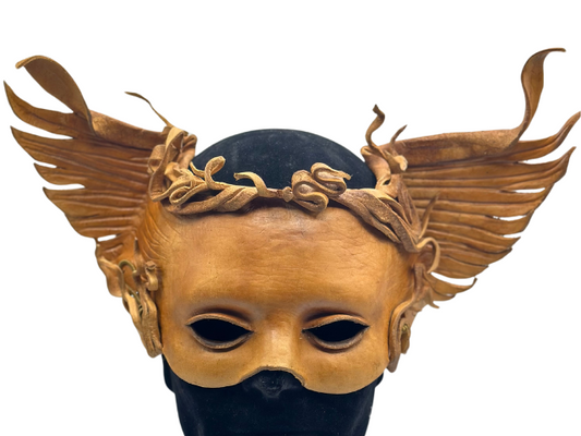 Braune Ledermaske - Geflügeltes Wesen aus natürlichem braunem Leder. Maskenmaske aus Leder - Halloweenmaske.