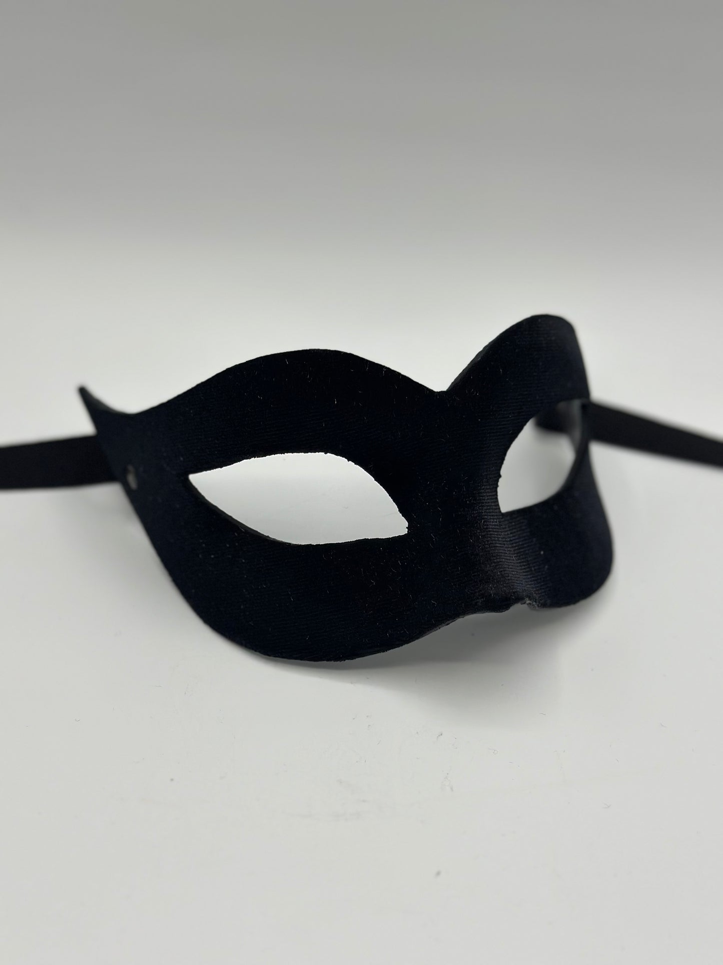 Maske mit schwarzem Samt überzogen. Schwarze Maskenmaske für Frauen.