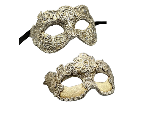 Dos lujosas máscaras de baile venecianas -hombre y mujer- de encaje plateado. Conjunto de máscaras de mascarada para parejas