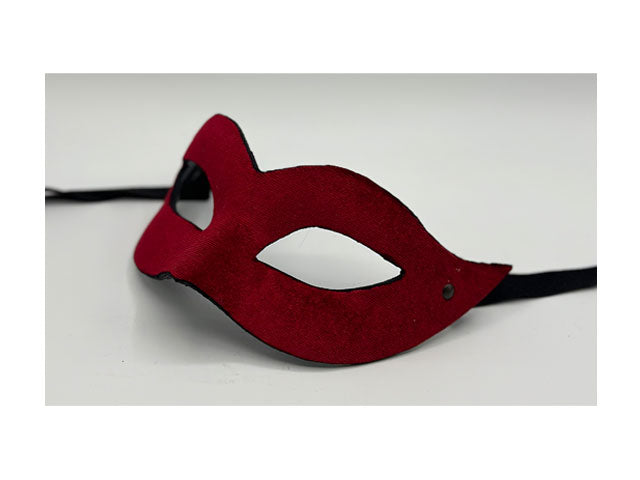 Masque recouvert de velours rouge.